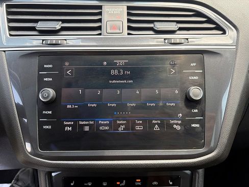Used 2023 Volkswagen Tiguan SE w/ Panoramic Sunroof Package FWD image 22