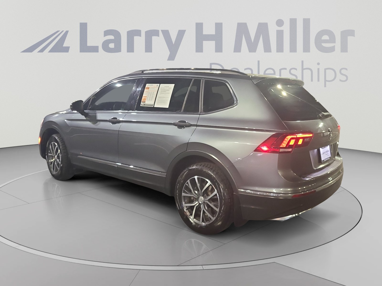 Used 2020 Volkswagen Tiguan SE FWD image 3