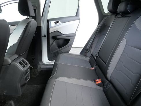 Certified 2025 Volkswagen Taos SE image 17