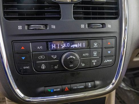 Used 2016 Chrysler Town & Country Touring-L w/ Driver Convenience Group image 29