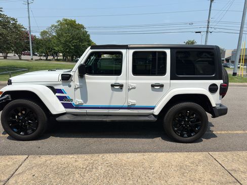 Used 2023 Jeep Wrangler Unlimited Sahara AWD/4WD image 7