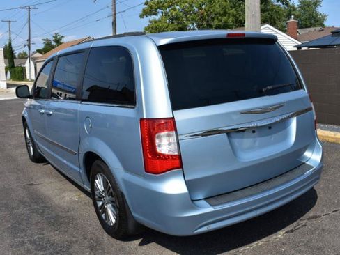 Used 2013 Chrysler Town & Country Touring-L w/ Entertainment Group #2 FWD image 4