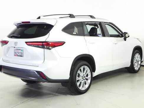 Used 2023 Toyota Highlander Limited FWD image 7