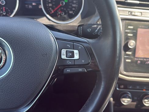 Used 2018 Volkswagen Tiguan SEL AWD/4WD image 16