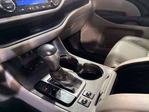 Used 2017 Toyota Highlander XLE AWD/4WD image 28
