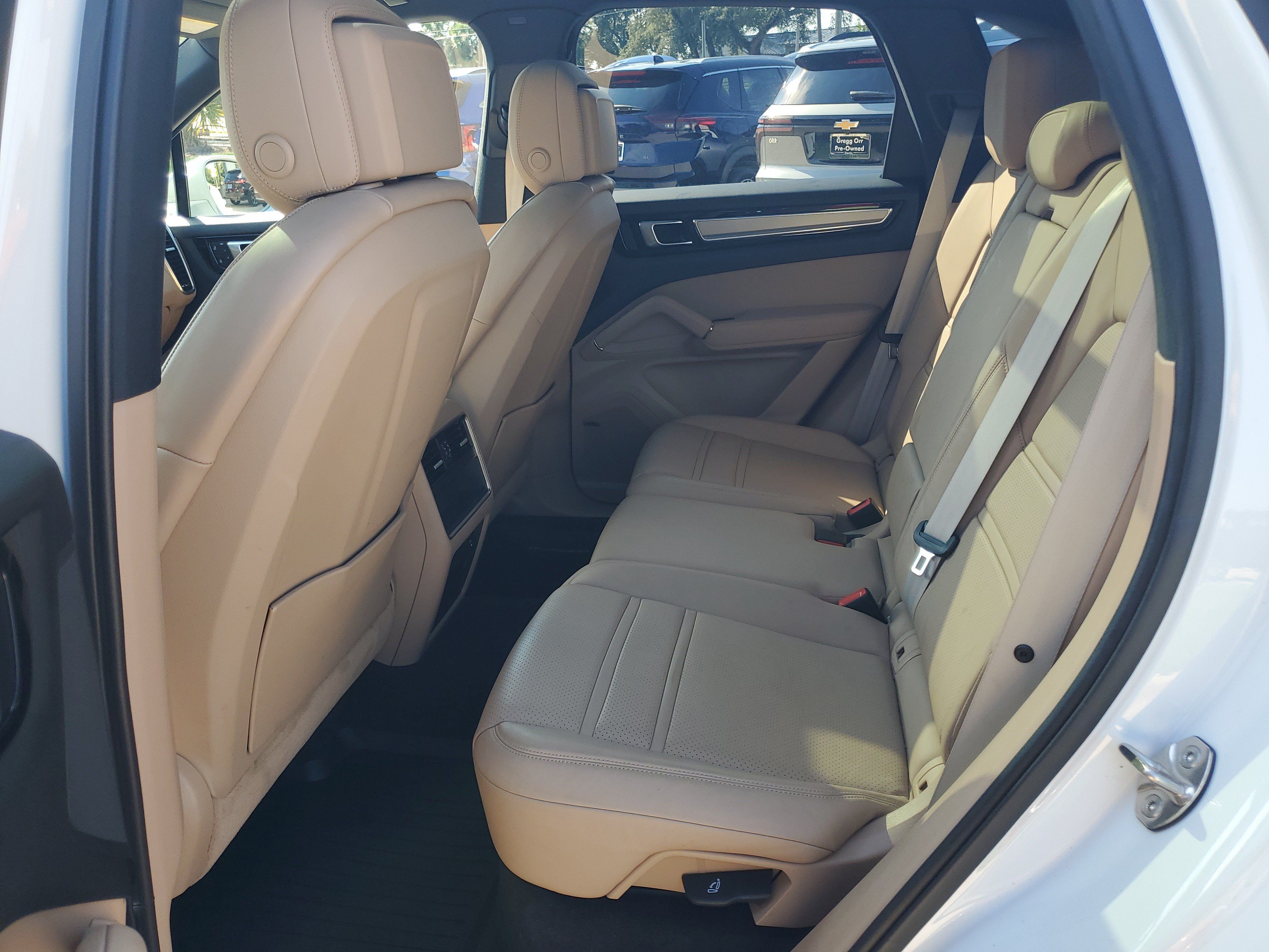Used 2023 Porsche Cayenne Platinum Edition AWD/4WD image 28