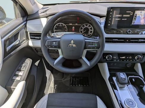 New 2026 Mitsubishi Outlander SE image 17