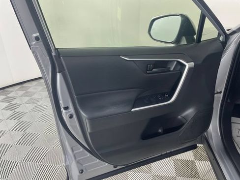 Used 2020 Toyota RAV4 LE AWD/4WD image 16