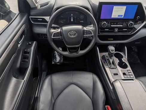 Used 2024 Toyota Highlander Limited FWD image 12