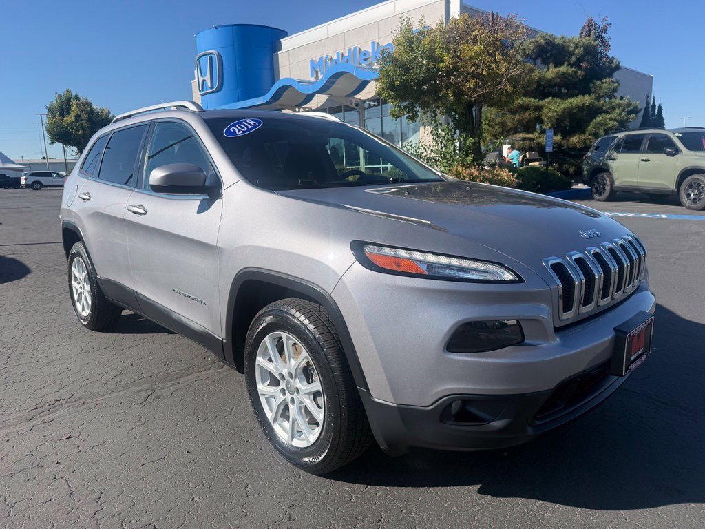 Used 2018 Jeep Cherokee Latitude w/ Safety Group AWD/4WD image 1