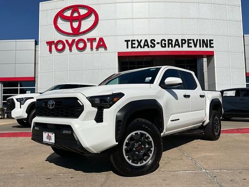 Used 2025 Toyota Tacoma TRD Off-Road image 2