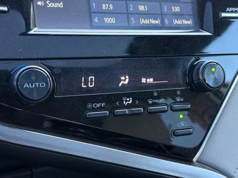 Used 2018 Toyota Camry SE w/ Moonroof Package FWD image 21