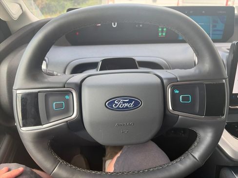 Used 2025 Ford Expedition Active AWD/4WD image 23