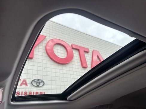 Used 2021 Toyota RAV4 XLE Premium image 16