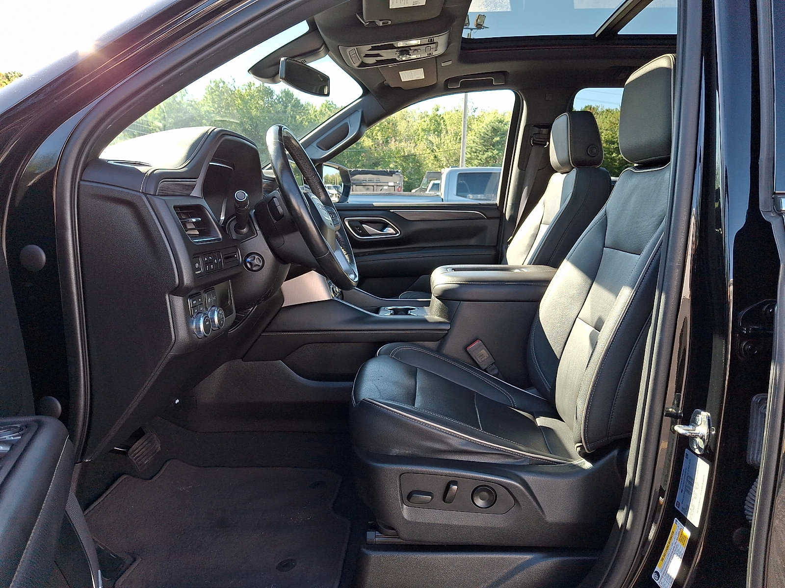 Certified 2022 GMC Yukon XL SLT w/ SLT Premium Package AWD/4WD image 13