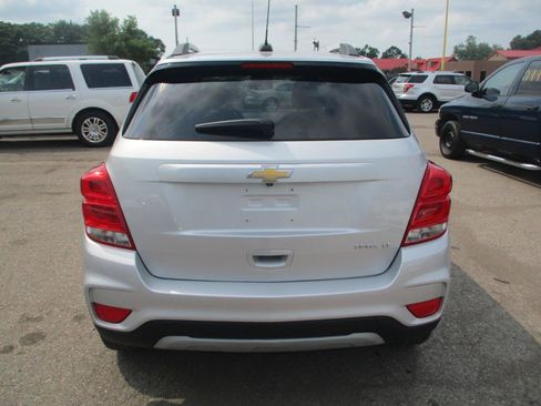 Used 2019 Chevrolet Trax LT w/ LT Convenience Package FWD image 6