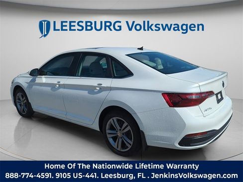 Used 2024 Volkswagen Jetta SE image 9