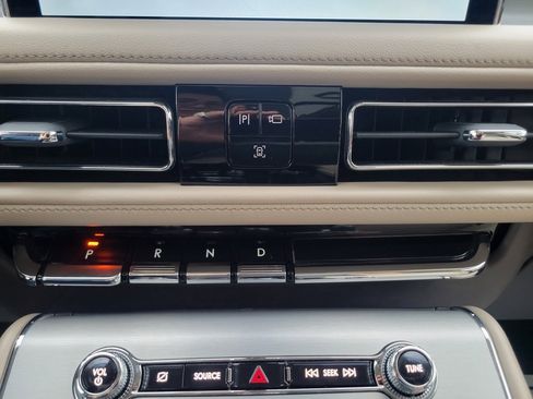 Used 2023 Lincoln Aviator AWD Standard 4dr SUV w/ Premium Package image 40