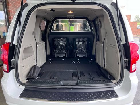 Used 2019 Dodge Grand Caravan SE w/ UConnect Hands-Free Group image 17