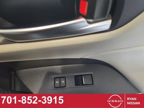 Used 2021 Toyota RAV4 XLE Premium AWD/4WD image 38