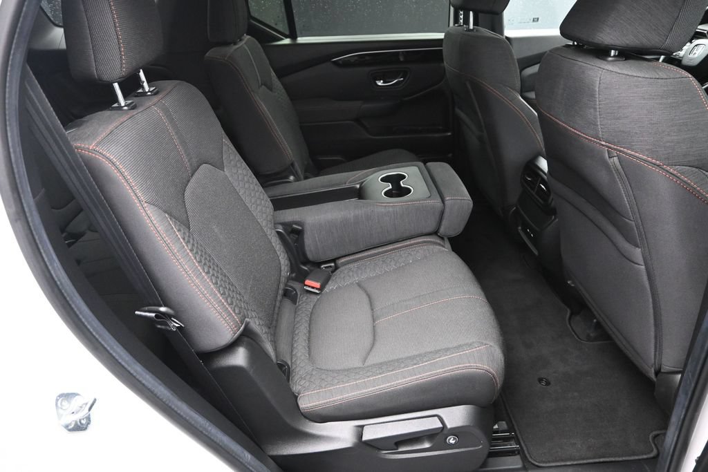 Used 2025 Honda Pilot Sport image 33