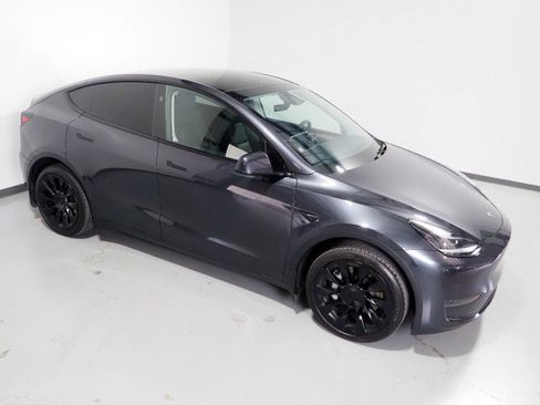 Used 2025 Tesla Model Y Long Range RWD image 12
