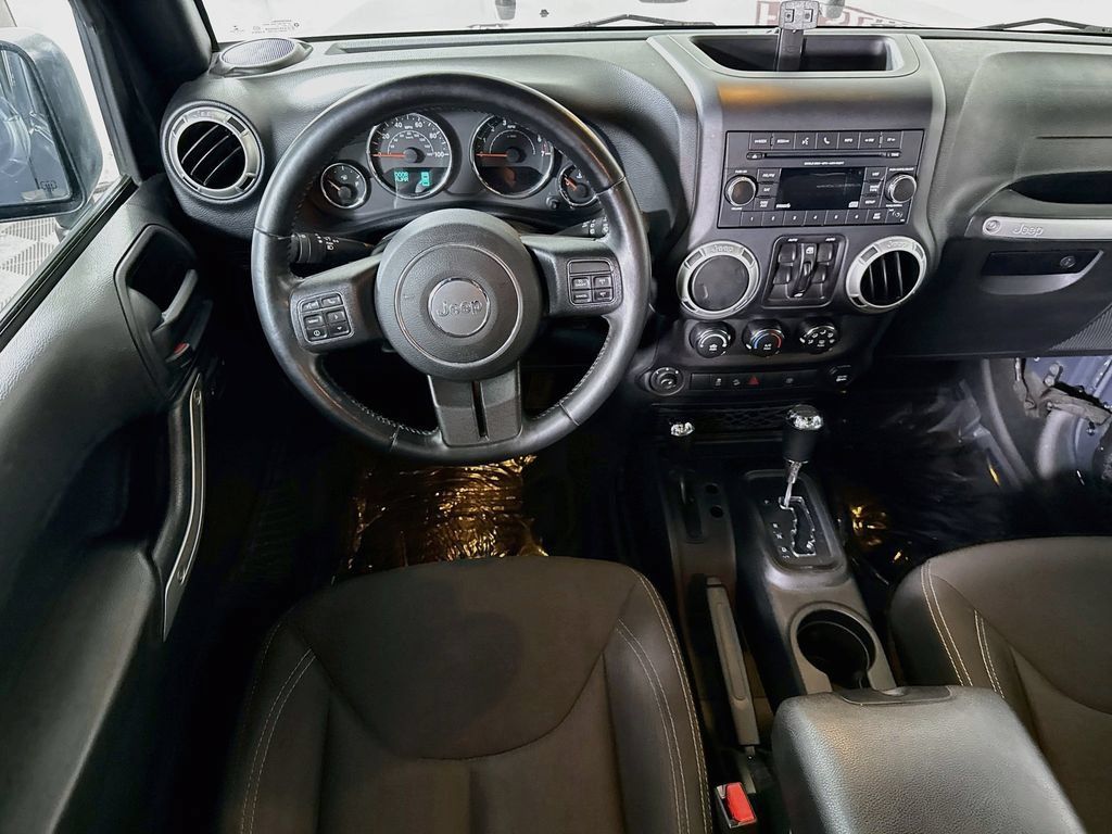 Used 2018 Jeep Wrangler Unlimited Rubicon w/ Connectivity Group AWD/4WD image 3