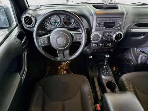 Used 2018 Jeep Wrangler Unlimited Rubicon w/ Connectivity Group AWD/4WD image 3