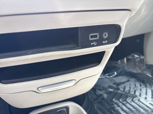 Used 2017 Chrysler Pacifica Touring Plus w/ Tire & Wheel Group FWD image 29