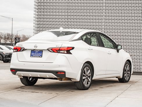 Used 2021 Nissan Versa SV image 4
