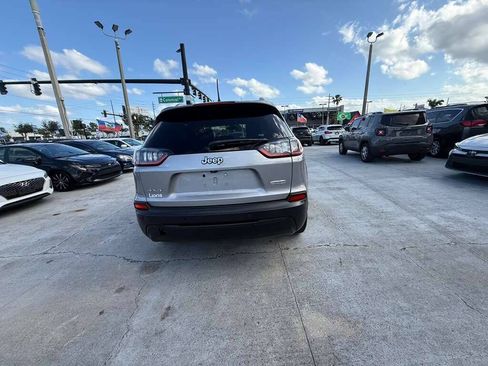 Used 2019 Jeep Cherokee Latitude Plus w/ Cold Weather Group AWD/4WD image 5