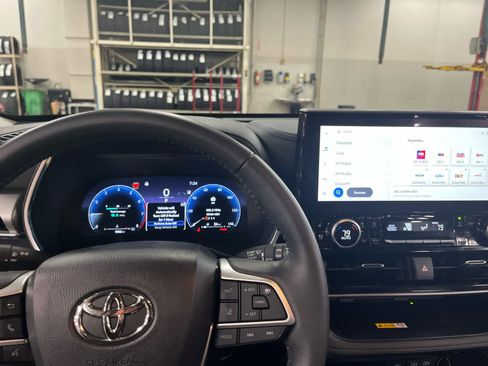 Used 2024 Toyota Highlander Platinum image 14