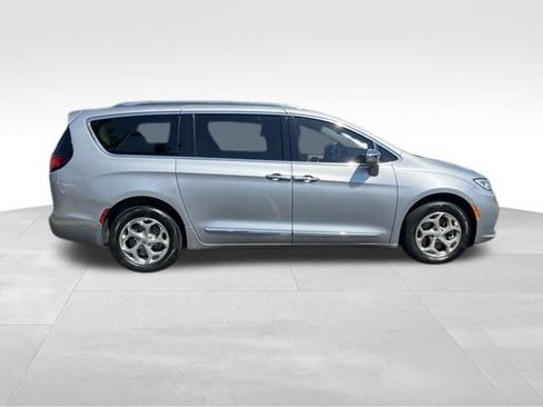 Used 2021 Chrysler Pacifica Limited AWD/4WD image 8