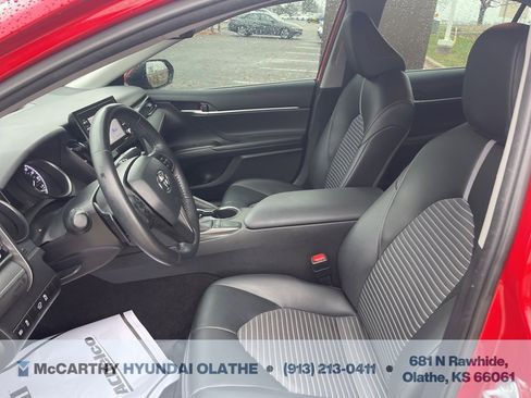 Used 2022 Toyota Camry SE image 4
