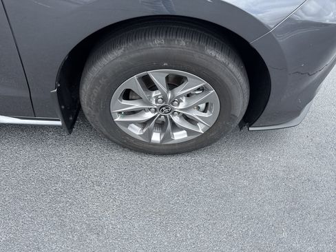 Used 2025 Toyota Sienna XLE FWD image 10