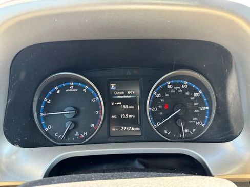 Used 2018 Toyota RAV4 LE FWD image 27