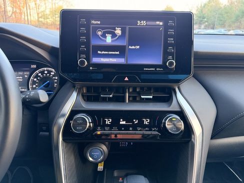 Used 2022 Toyota Venza XLE image 25