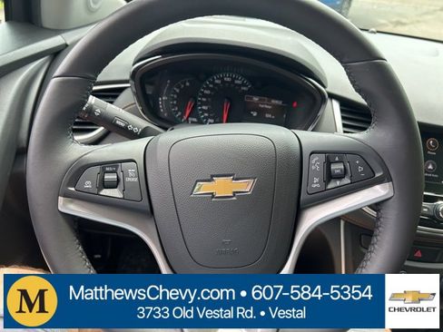 Certified 2022 Chevrolet Trax LT w/ LT Convenience Package image 20