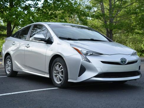 Used 2017 Toyota Prius Three w/ Carpet Mat Package FWD image 3