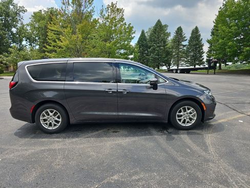 Used 2023 Chrysler Pacifica Touring-L FWD image 7