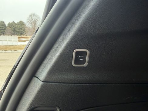 Used 2025 Chrysler Pacifica Select image 34