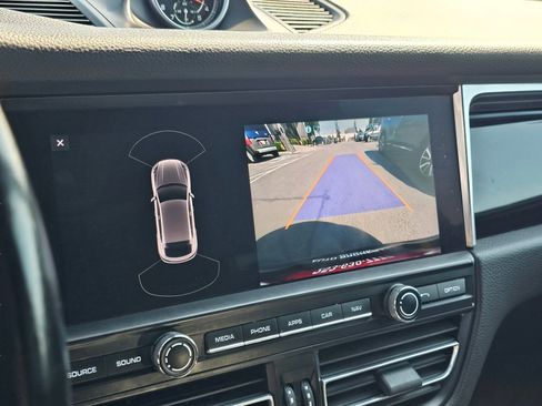 Used 2021 Porsche Macan Premium Pkg w/ Premium Package image 11