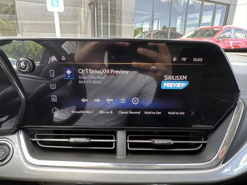 Used 2024 Chevrolet Trax LT w/ Sunroof Package FWD image 21
