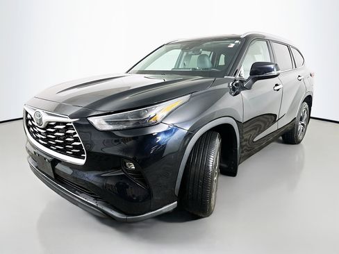 Used 2023 Toyota Highlander XLE image 3