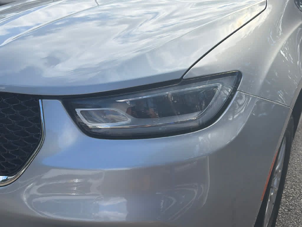Used 2024 Chrysler Pacifica Touring-L FWD image 5
