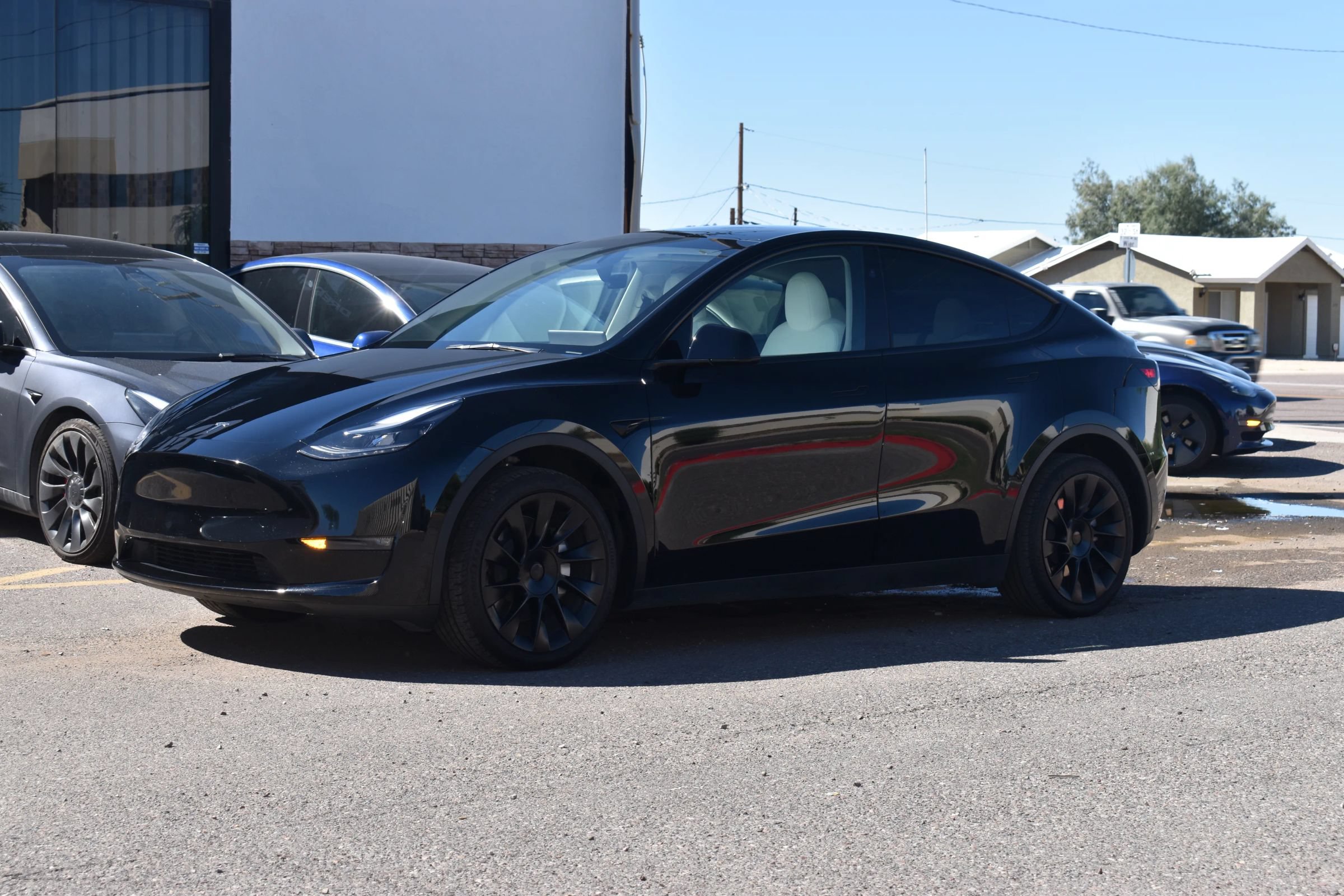 Used 2025 Tesla Model Y Long Range AWD/4WD image 2
