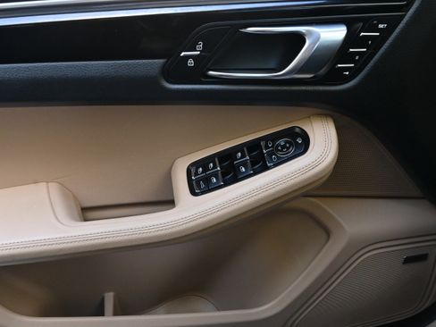 Used 2024 Porsche Macan AWD/4WD image 29