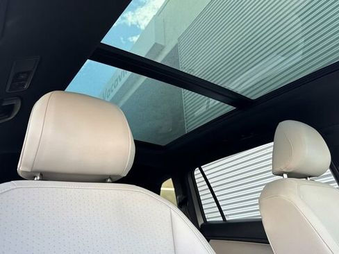 Certified 2020 Volkswagen Tiguan SE R-Line image 17