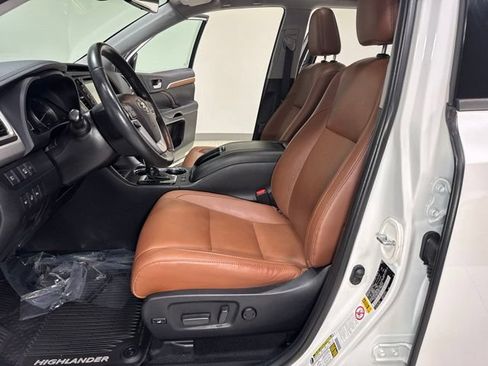 Used 2019 Toyota Highlander Limited Platinum AWD/4WD image 16