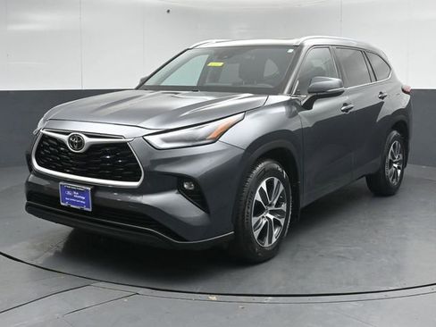 Used 2021 Toyota Highlander XLE AWD/4WD image 3